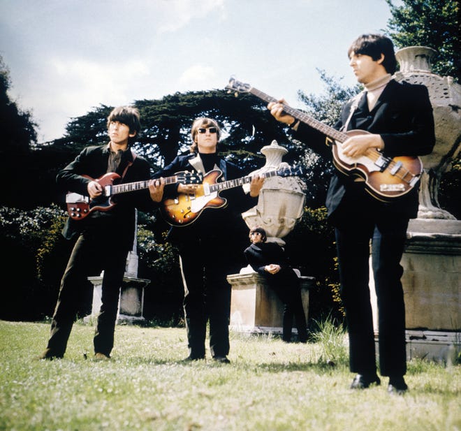 I Beatles (da sinistra, George Harrison, John Lennon e Paul McCartney, con Ringo Starr sullo sfondo) ai Chiswick House Gardens, una villa a Londra, per girare video musicali per "Scrittore di libri tascabili" E il "piovere" Il 20 maggio 1966.