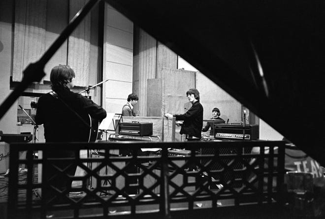 John Lennon, Paul McCartney, George Harrison e Ringo Starr lavorano "pistola" Agli studi di Abbey Road.  Il produttore Giles Martin dice: 