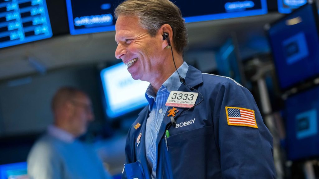 Il Dow è in rialzo di oltre 300 punti mentre Wall Street cerca di aumentare il rally della scorsa settimana