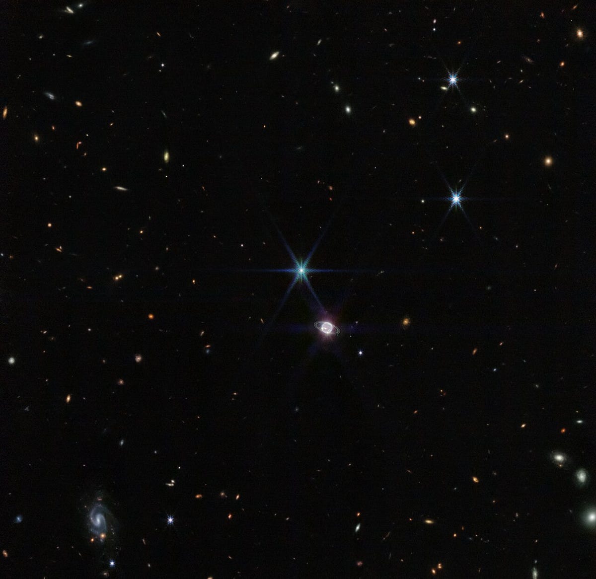 Verso il centro, un po' a sud-ovest, c'è un cerchio luminoso raffigurante Nettuno.  Sono stati visti anche deboli anelli luminosi che circondano il globo.  A nord-ovest di questo globo c'è un luminoso pezzo di terra bluastra a sei punte che rappresenta una delle lune di Nettuno.  Tonnellate di spot e SWI