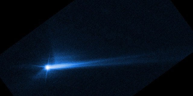 Queste immagini dal telescopio spaziale Hubble della NASA l'8 ottobre 2022 mostrano detriti sparsi dalla superficie di Demorphos 285 ore dopo che l'asteroide si è scontrato deliberatamente con la navicella spaziale Dart della NASA il 26 settembre. 