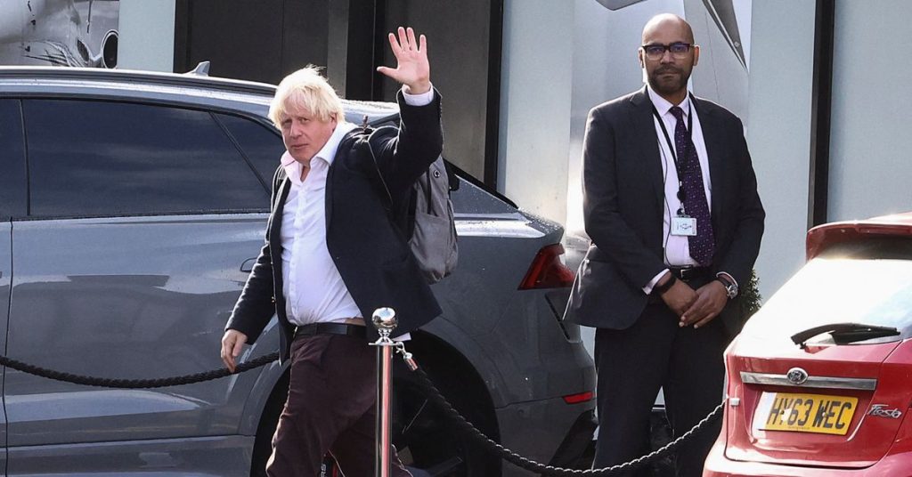 Boris Johnson torna nel Regno Unito nel tentativo di un rapido ritorno politico