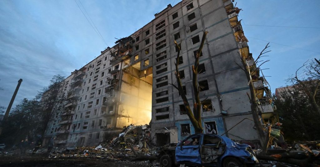 Funzionari ucraini hanno detto che 13 persone sono state uccise e dozzine ferite in un attacco missilistico contro la città di Zaporizhia
