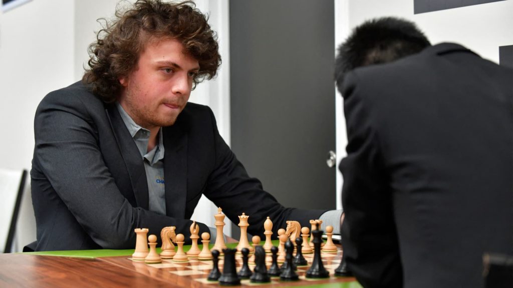 Hans Niemann fa causa a Magnus Carlsen e altri per $ 100 milioni per accuse di barare negli scacchi