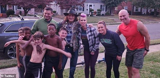 Guarda chi è!  Johnny Depp è tornato a sorpresa nella sua città natale di Owensboro, nel Kentucky, durante il fine settimana, e ha posato felicemente per le foto con i suoi fan.