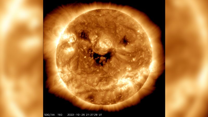 La NASA scatta una strana foto del sole "sorridente"