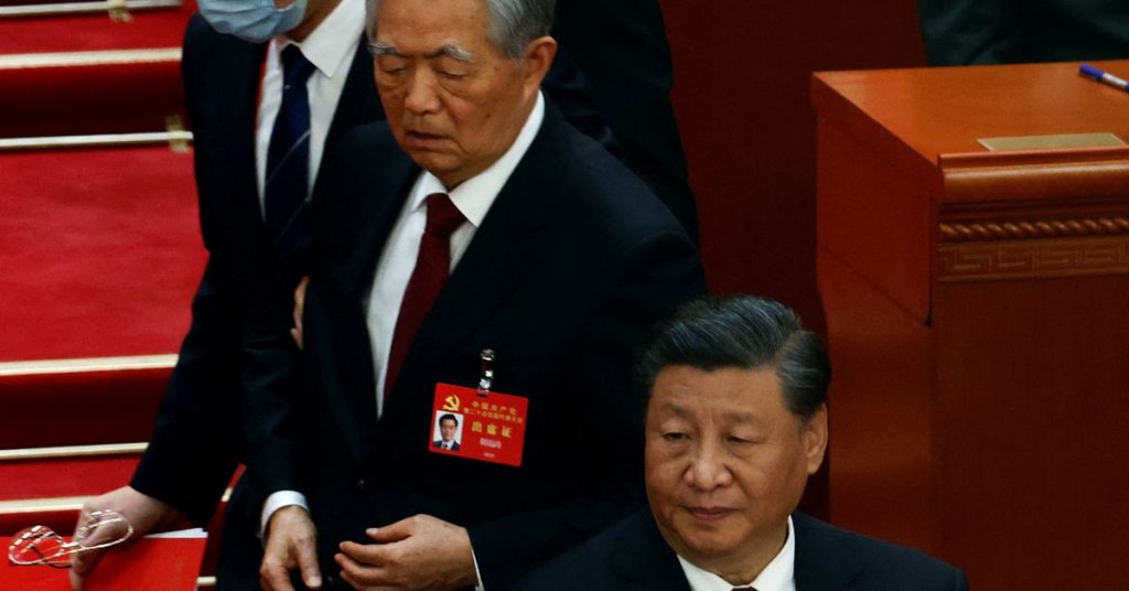 L'ex presidente cinese Hu Jintao viene scortato fuori dalla Conferenza del Partito