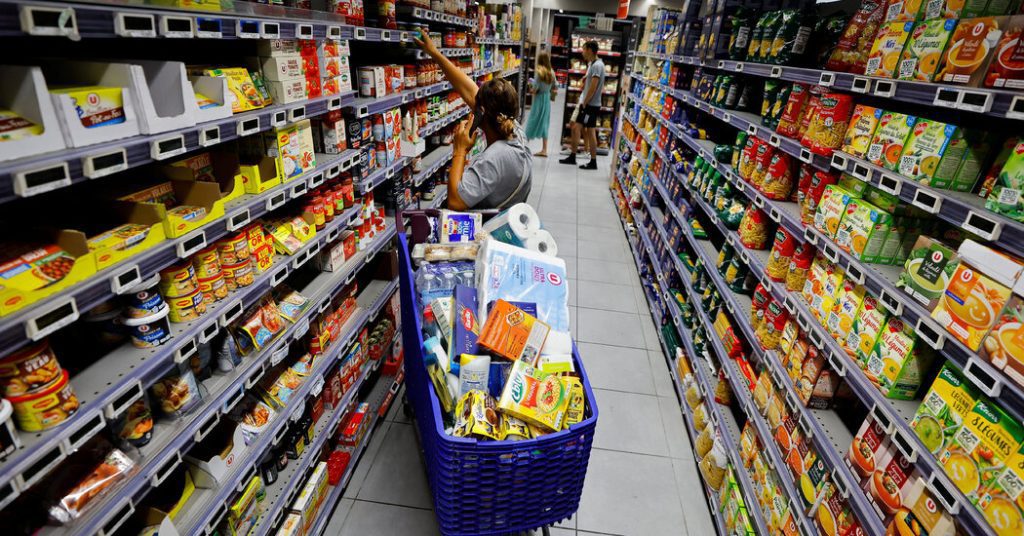 L'inflazione in Europa ha raggiunto il massimo storico del 10,7% mentre i funzionari devono affrontare scelte difficili
