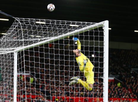 Il portiere del Tottenham Hotspur Hugo Lloris lancia un tiro da Fred del Manchester United.