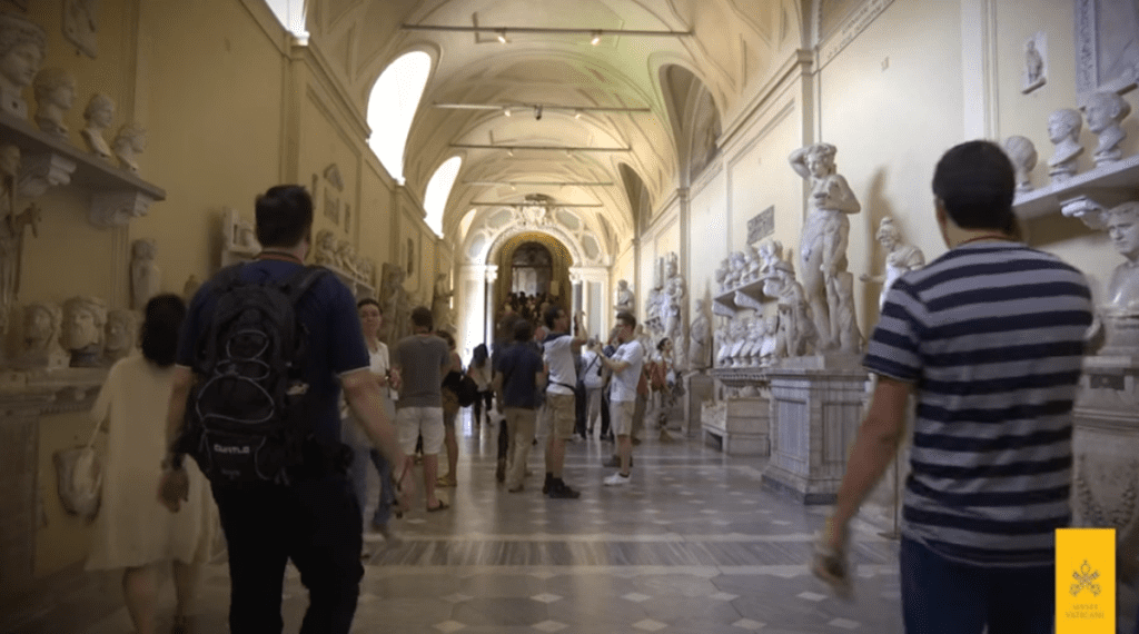 Turista americano arrestato dopo aver distrutto antiche sculture romane per non aver visto il Papa in Vaticano