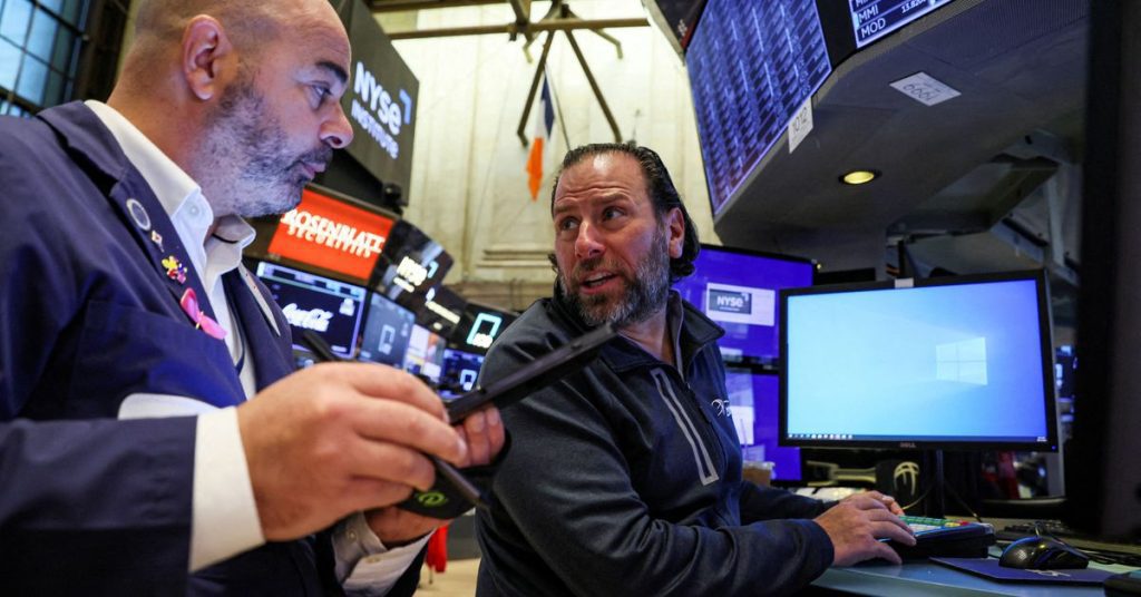 Wall Street sale sulla speranza che la Fed sia meno forte