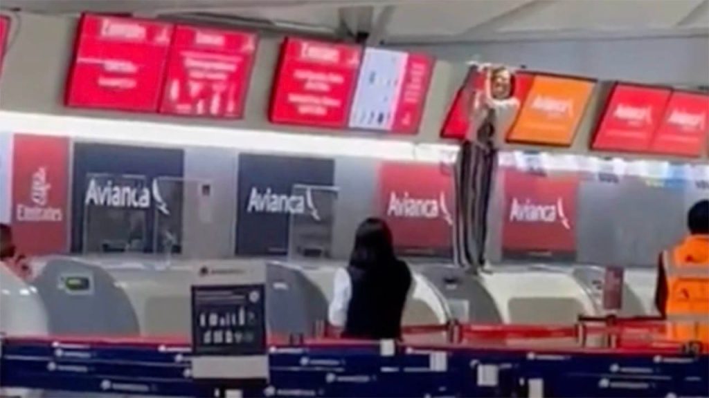 Capriccio di un viaggiatore: in un video viene mostrata una donna che attacca un agente del check-in di una compagnia aerea all'aeroporto di Città del Messico
