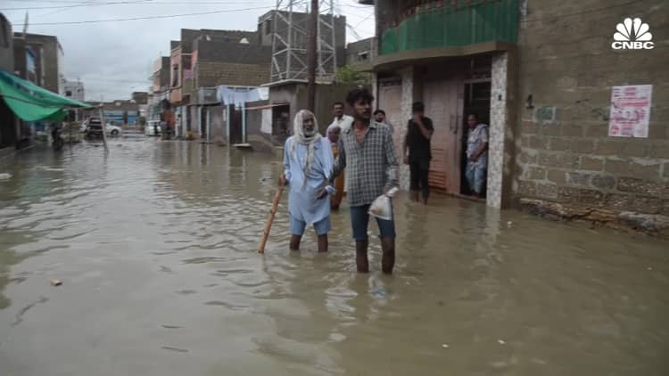 Il Pakistan lotta a causa delle storiche inondazioni