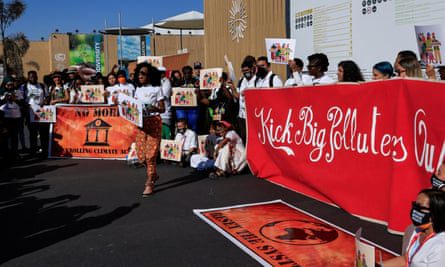 Attivisti per il clima protestano contro i maggiori inquinatori allo Sharm el-Sheikh International Convention Center.