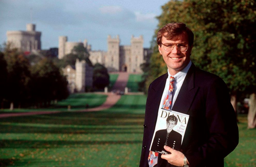 Foto: L'autore Andrew tiene una copia del suo libro davanti al Castello di Windsor.