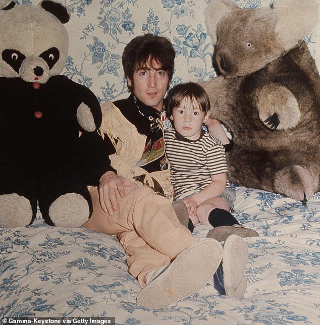 Spotted Dad: John e Julian sono stati fotografati insieme nel 1968 a Liverpool