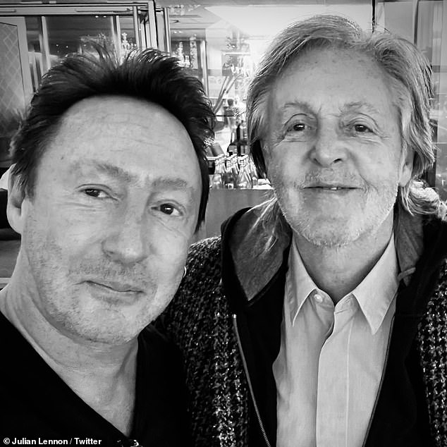 Favoloso!  Il figlio di John Lennon, Julian (a sinistra), è andato su Twitter sabato dopo aver incontrato il compagno di beatle Sir Paul McCartney (a destra) del suo defunto padre nella lounge dell'aeroporto.