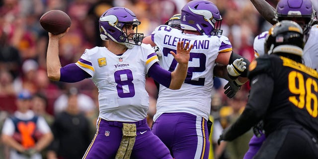 Il quarterback dei Minnesota Vikings Kirk Cousins ​​(8) lancia durante la prima metà di una partita contro i Washington Commanders, domenica 6 novembre 2022, a Landover, nel Maryland. 
