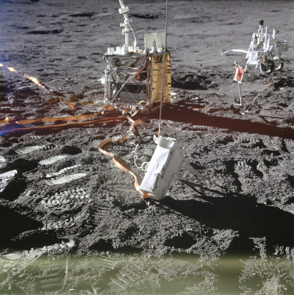 Vista ravvicinata di due componenti dell'Apollo Lunar Experiment Package (ALSEP) schierato dagli astronauti dell'Apollo 14 durante il loro primo volo lunare.