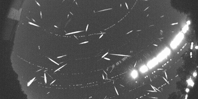 Più di 100 meteore sono registrate in questa immagine composita scattata durante il picco dello sciame meteorico delle Geminidi nel 2014. 