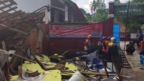 I lavoratori ispezionano una scuola danneggiata dal terremoto a Cianjur, West Java.