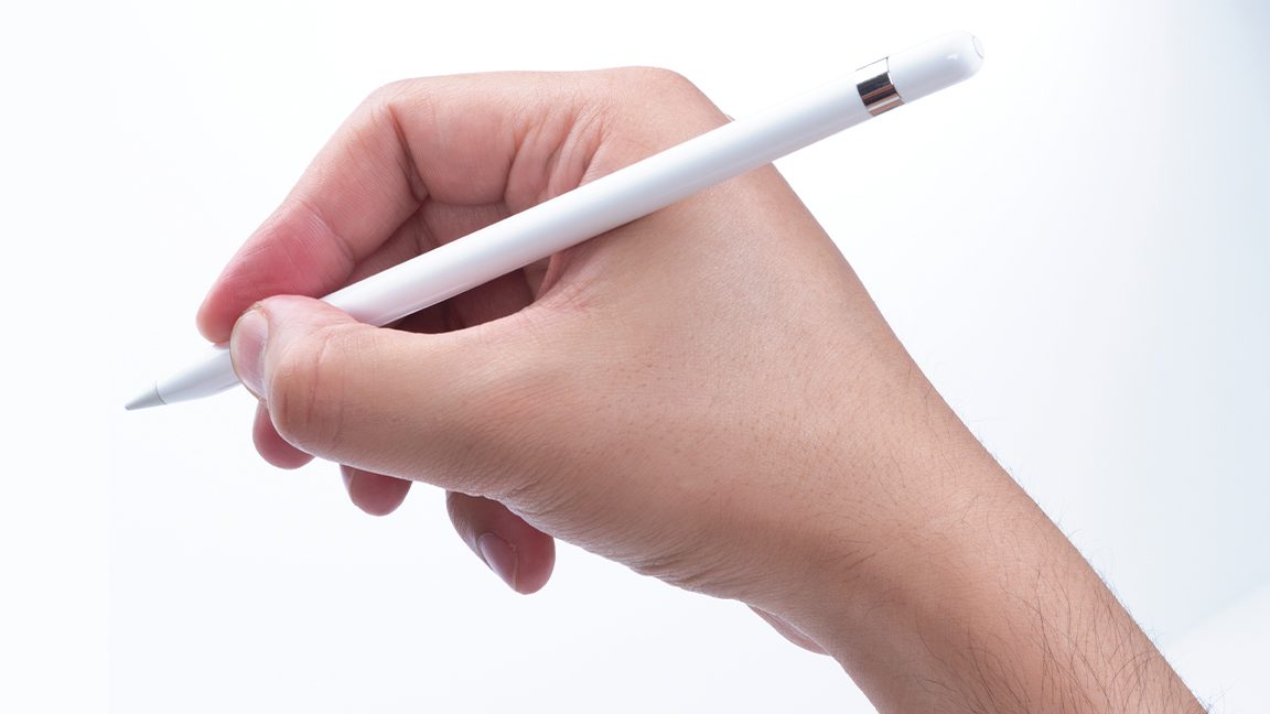 Foto di una persona che usa una Apple Pencil