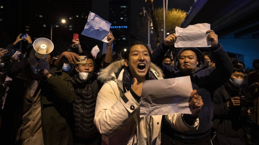 Xi Jinping affronta la sfida più dura per il governo mentre la rabbia di Covid scatena proteste di massa