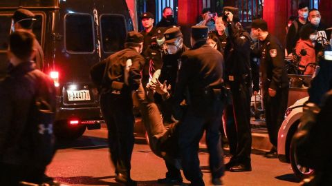 La polizia ha arrestato un manifestante a Shanghai domenica notte.