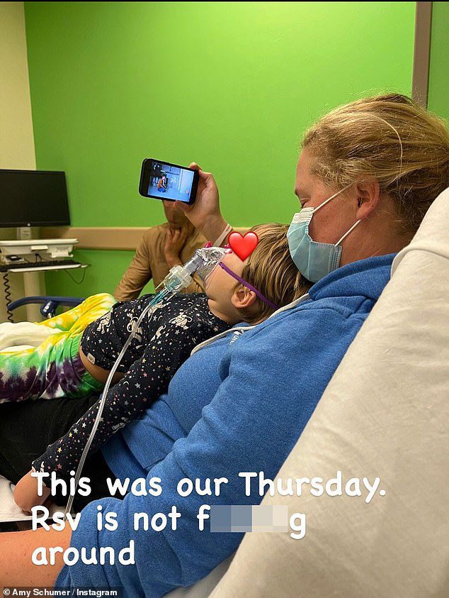 Settimana difficile: Amy Schumer ha rivelato di aver dovuto saltare un'importante prova al Saturday Night Live dopo che suo figlio è stato portato al pronto soccorso per il virus respiratorio sinciziale (RSV).