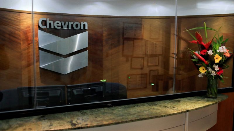 Gli Stati Uniti danno alla Chevron un'autorizzazione limitata per pompare petrolio in Venezuela dopo aver raggiunto un accordo umanitario