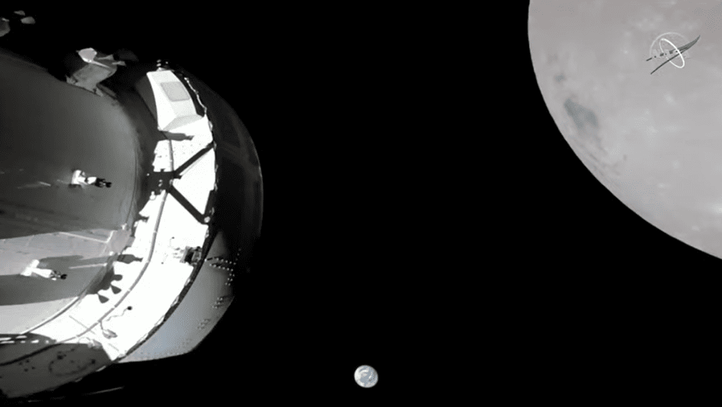 Gli assi della navicella spaziale Artemis 1 Orion sorvolano la luna nel motore critico in fiamme