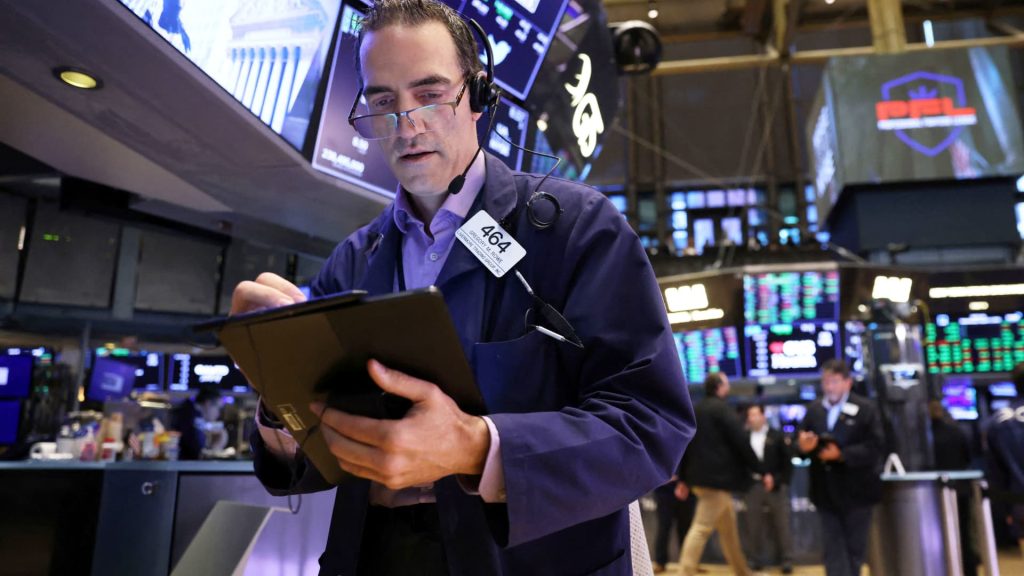 I futures azionari sono aumentati venerdì mentre il mercato si dirige verso una settimana in perdita