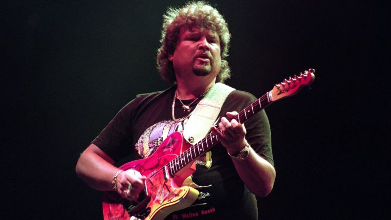Jeff Cook, chitarrista e co-fondatore della band Alabama, è morto all'età di 73 anni