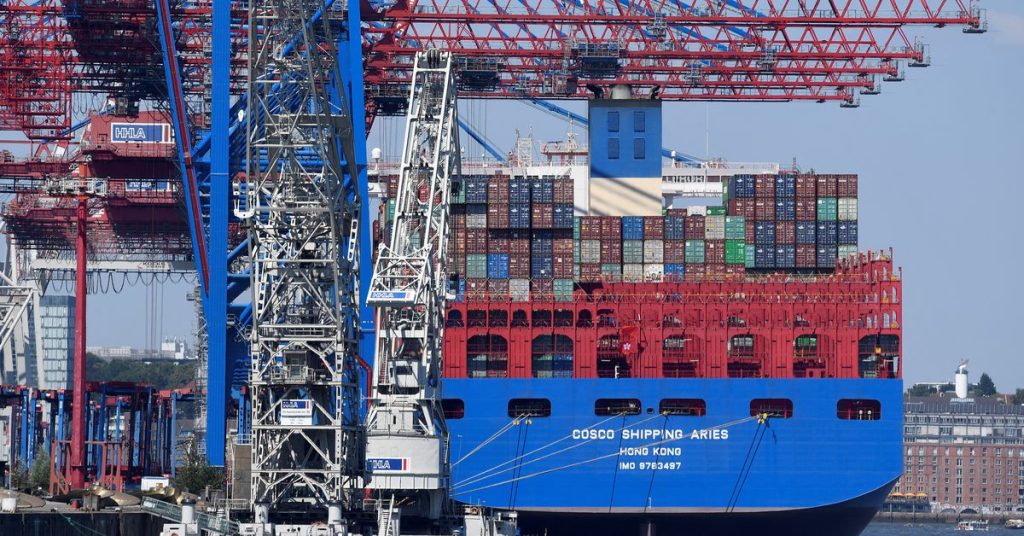 La Cina afferma che gli Stati Uniti "non hanno il diritto" di interferire nell'accordo portuale di Amburgo