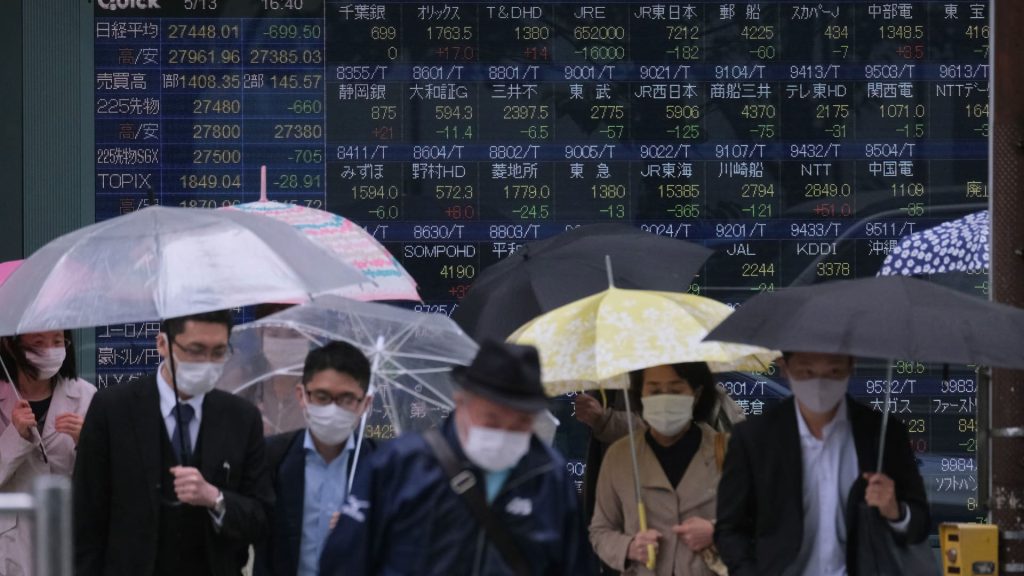 Le azioni di Hong Kong scendono I mercati asiatici sono contrastanti in vista della decisione sui tassi della Fed