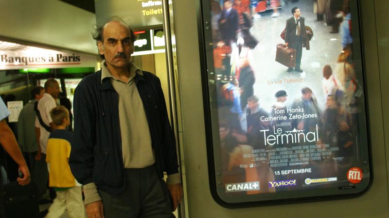 Muore all'aeroporto di Parigi l'uomo iraniano che ha ispirato il film di Spielberg "The Terminal".