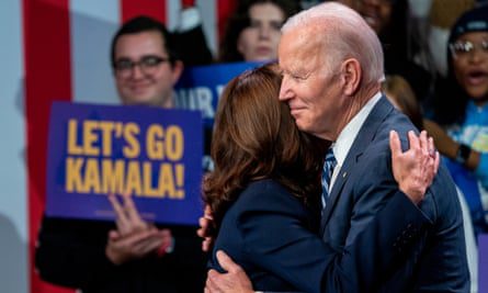 Joe Biden e il vicepresidente Kamala Harris si abbracciano giovedì a un evento democratico post-elettorale a Washington.