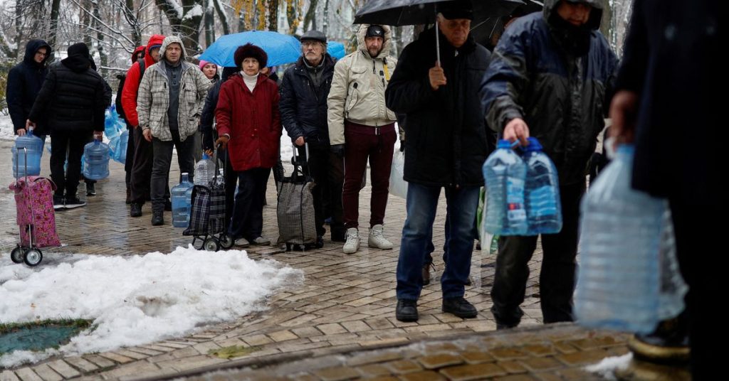 Snowy Kyiv ha dovuto affrontare interruzioni di corrente tra i timori di nuovi attacchi