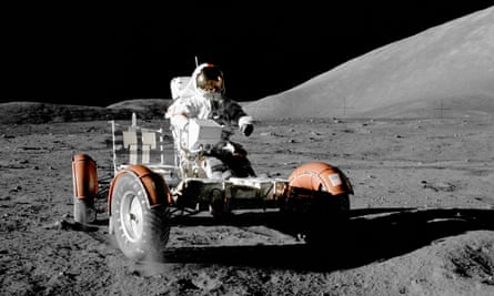 Un astronauta della NASA su un veicolo spaziale sulla superficie della luna