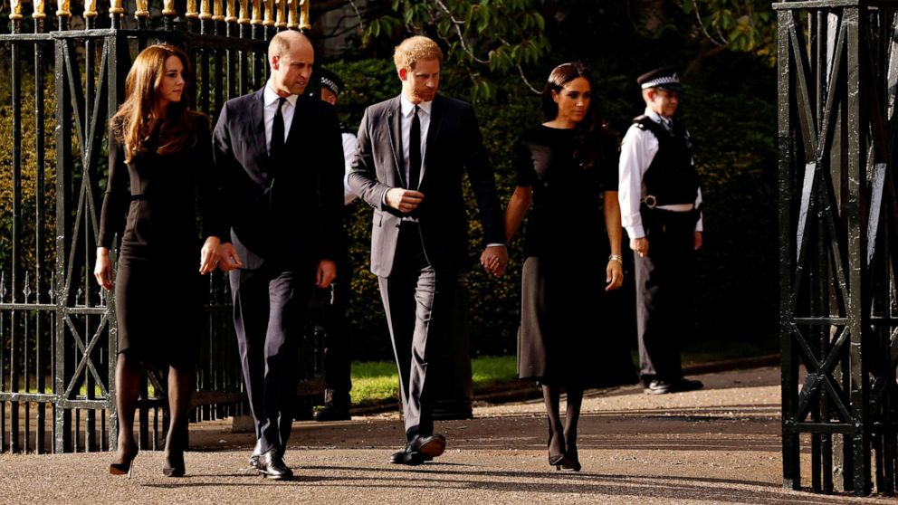 FOTO: William, Principe di Galles, Catherine, Principessa di Galles, Principe Harry e Meghan, Duchessa di Sussex, camminano fuori dal Castello di Windsor, dopo la morte della Regina Elisabetta II, a Windsor, in Gran Bretagna, il 10 settembre 2022.