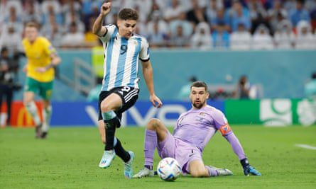 Julian Alvarez prende la palla dal portiere australiano Matthew Ryan per raddoppiare il vantaggio dell'Argentina.