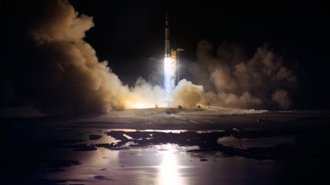 Il razzo Saturn V alto 363 piedi è in mostra al Kennedy Space Center in Florida, alle 00:33 ET, 7 dicembre 1972. L'Apollo 17 è stata l'ultima missione di allunaggio nel programma Apollo della NASA. 