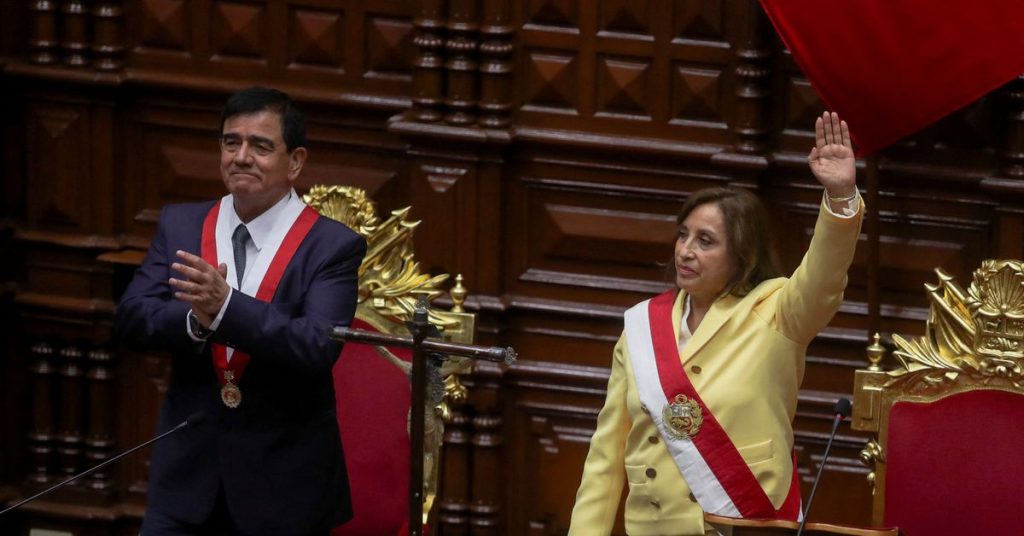 Il nuovo presidente del Perù presta giuramento e il suo predecessore, Castillo, viene arrestato
