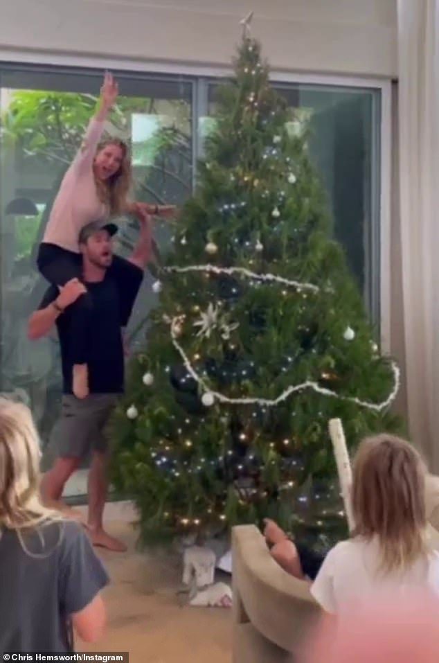 Elsa riesce a posizionare la stella in cima all'albero, tra gli applausi dei membri della famiglia