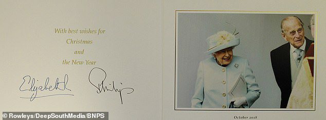 Questa foto mostra una cartolina di Natale della defunta regina e del principe Filippo