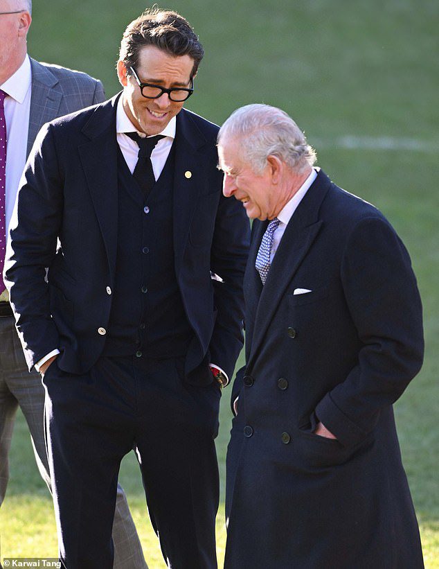King Charles sembrava condividere una battuta con l'Hollywood A-Leicester Ryan Reynolds, che ha acquistato la squadra di calcio gallese nel febbraio 2021