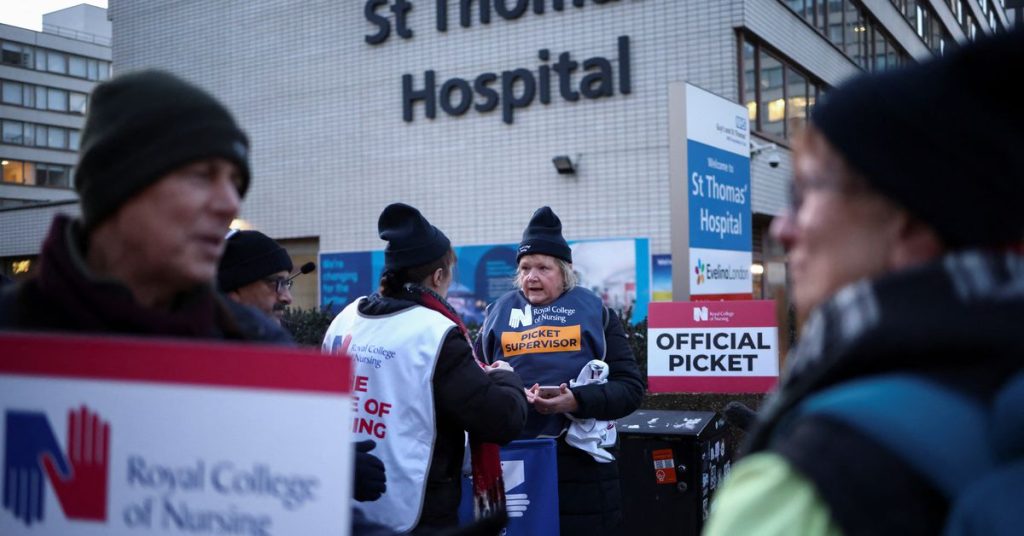 'Che tragica giornata': le infermiere britanniche scioperano per un'aspra disputa salariale