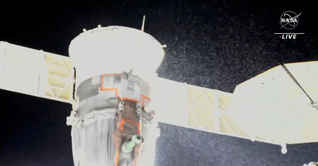 Una perdita inspiegabile da una navicella spaziale Soyuz attraccata annulla una passeggiata spaziale russa a bordo della Stazione Spaziale Internazionale