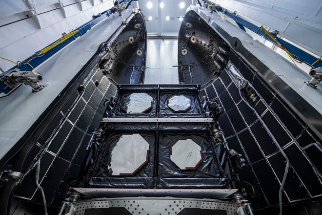 I satelliti O3b mPower 1 e 2 dell'operatore satellitare lussemburghese SES vengono visualizzati durante l'integrazione del carico utile nel display protettivo del carico utile di SpaceX Falcon 9 prima di essere accoppiati al booster Falcon 9.