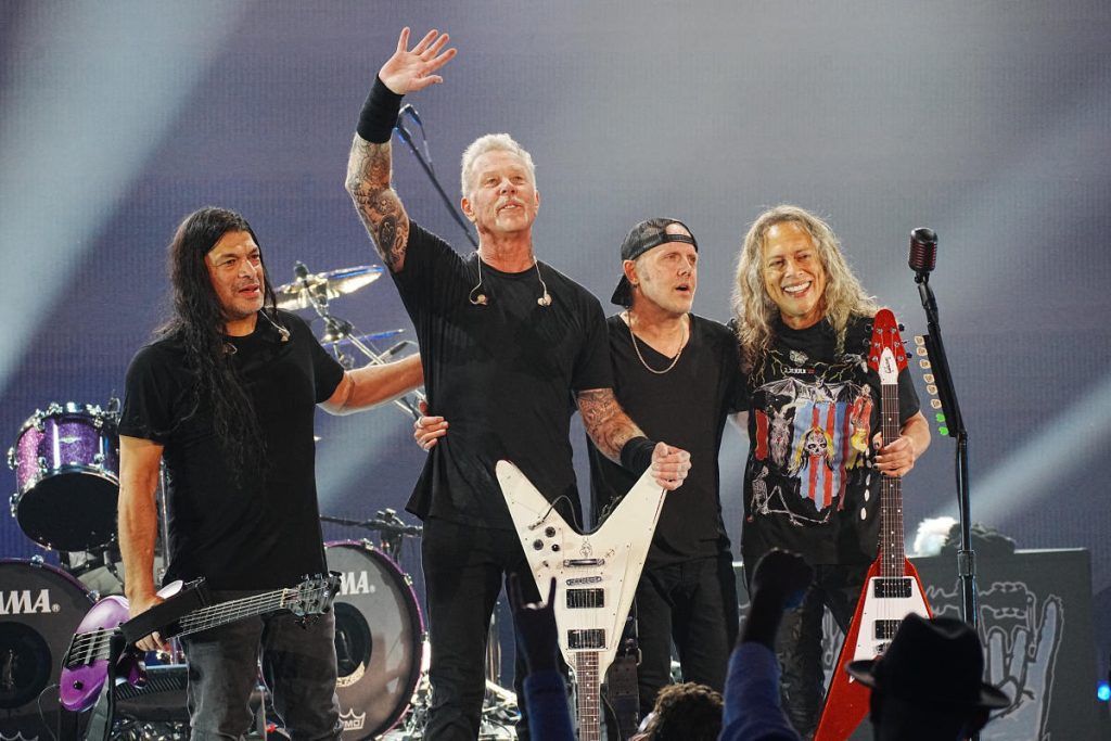 I Metallica tornano sul palco dopo aver perso la causa e trionfano allo spettacolo di beneficenza Helping Hands